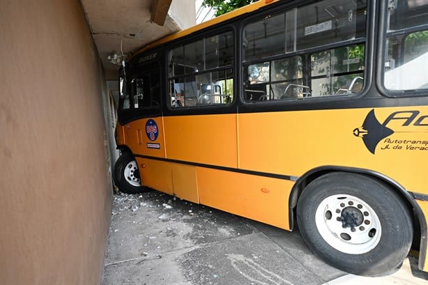 Autobús de pasajeros choca contra camioneta en el fraccionamiento Reforma | VIDEO