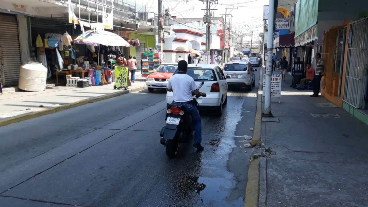 ¿No escarmientan? motociclistas retan a la muerte al no usar casco en Agua Dulce