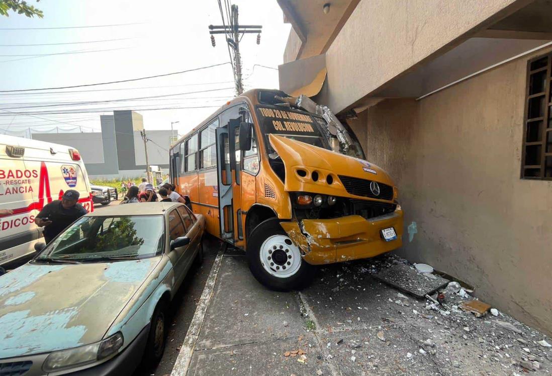 Autobús de pasajeros choca contra camioneta en el fraccionamiento Reforma | VIDEO