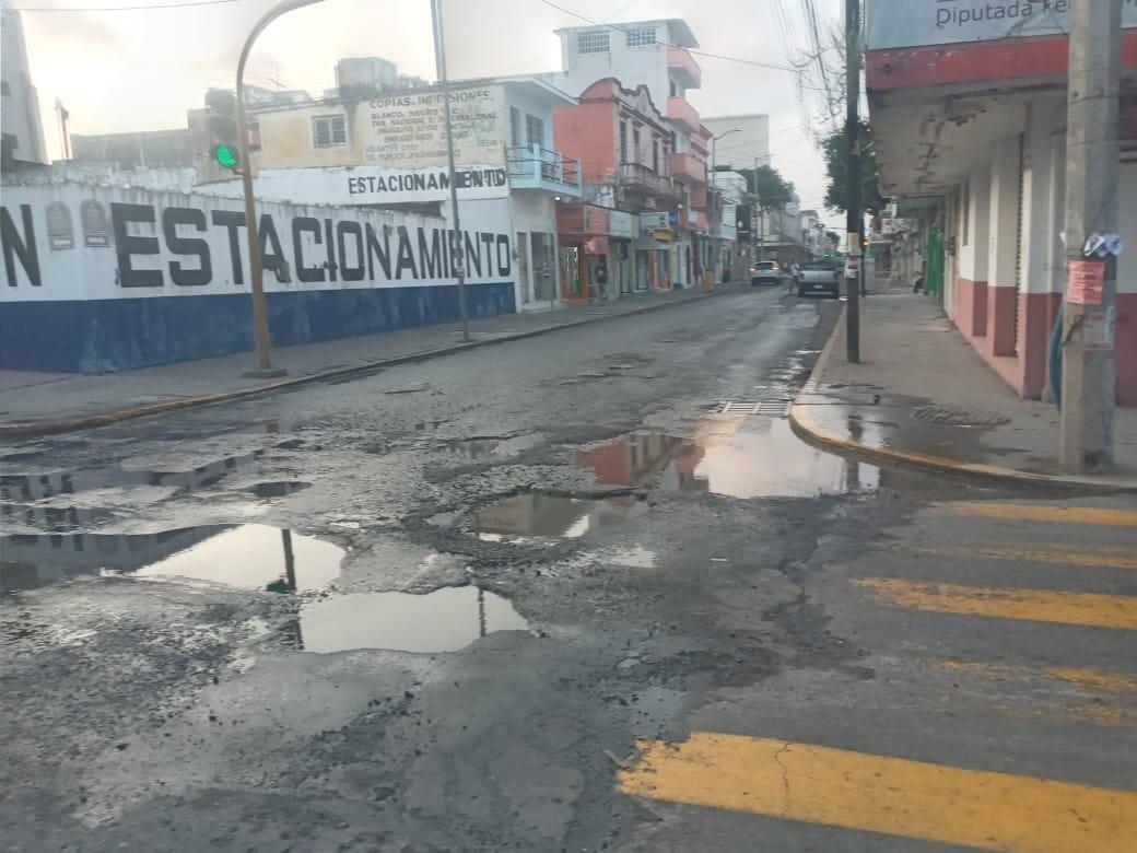 Se quejan vecinos por baches y aguas negras en colonia Centro de Veracruz