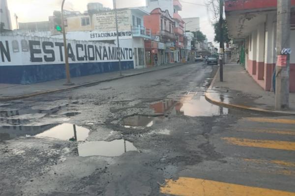 Se quejan vecinos por baches y aguas negras en colonia Centro de Veracruz