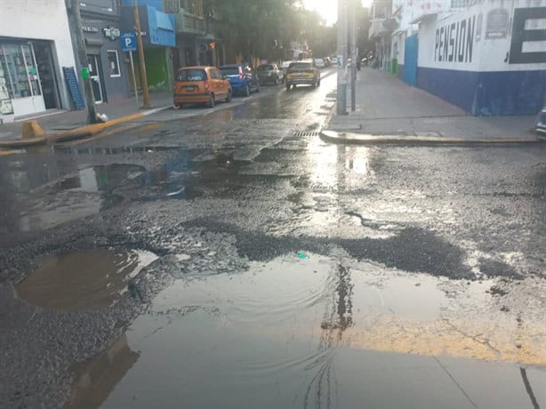 Se quejan vecinos por baches y aguas negras en colonia Centro de Veracruz