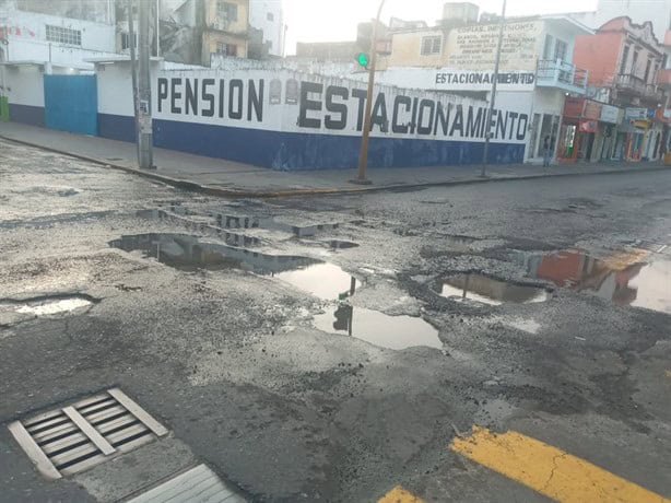 Se quejan vecinos por baches y aguas negras en colonia Centro de Veracruz