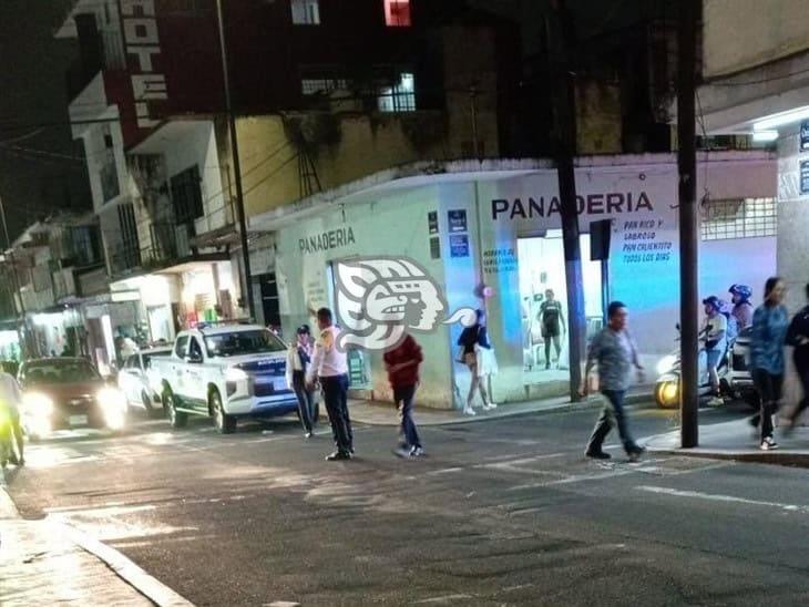 ¡Noche violenta! Apuñalan a joven mujer en pleno centro de Orizaba