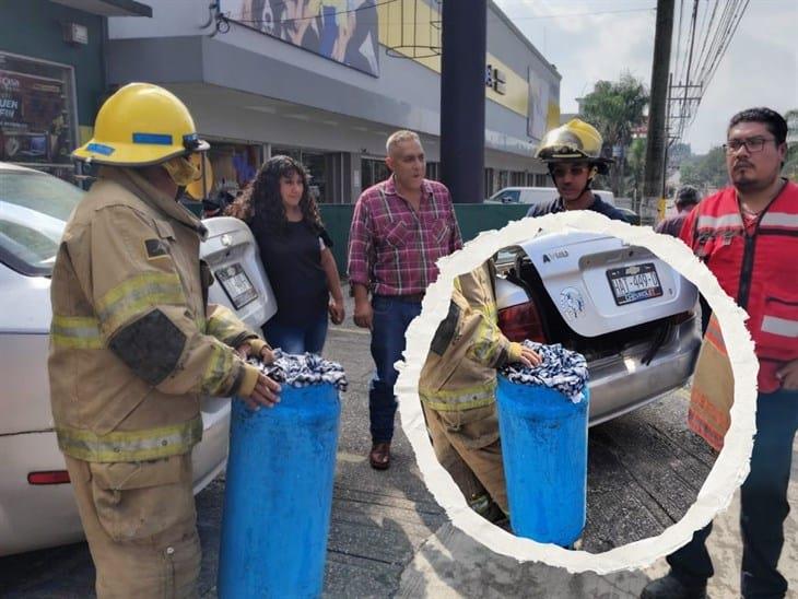 ¡Qué susto! Cilindro de gas LP presenta fuga dentro de un vehículo en Córdoba