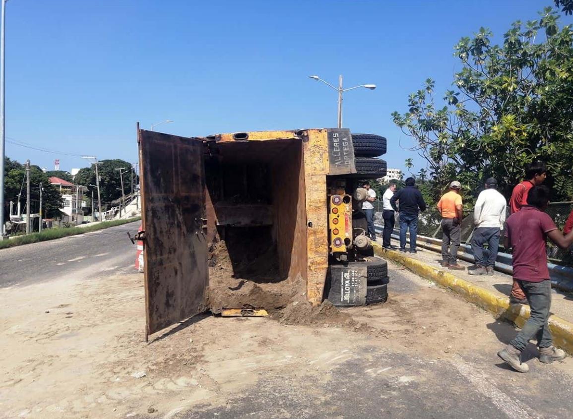 Volcadura causa intenso tráfico del puente Palma Sola al centro de Coatzacoalcos l VIDEO