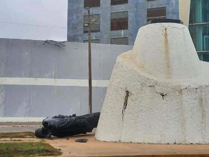 Tras un año de su caída ¿volverán a colocar estatua de Benito Juárez en el malecón de Coatzacoalcos?