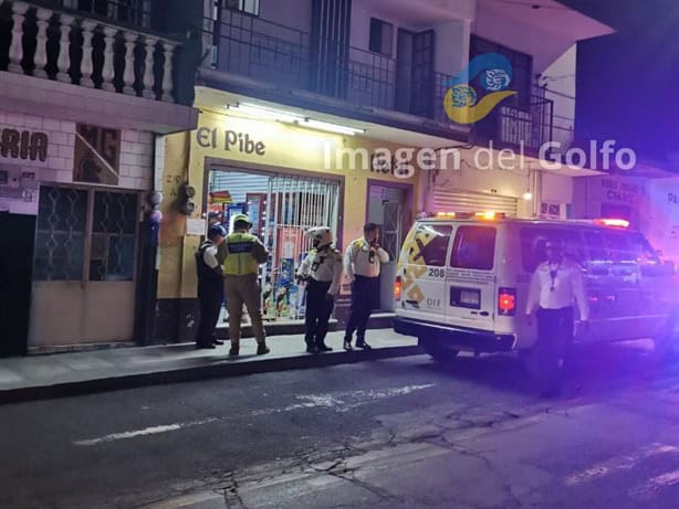 ¡Noche violenta! Apuñalan a joven mujer en pleno centro de Orizaba