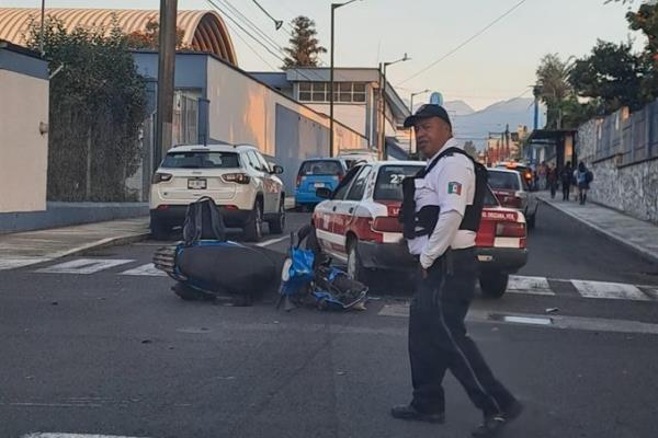 ¡Por no frenar! Taxi y motociclista chocan en el centro de Orizaba, hay un lesionado