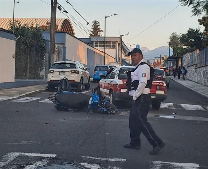 ¡Por no frenar! Taxi y motociclista chocan en el centro de Orizaba, hay un lesionado