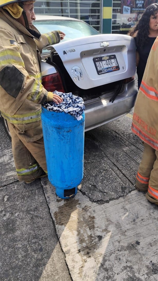 ¡Qué susto! Cilindro de gas LP presenta fuga dentro de un vehículo en Córdoba