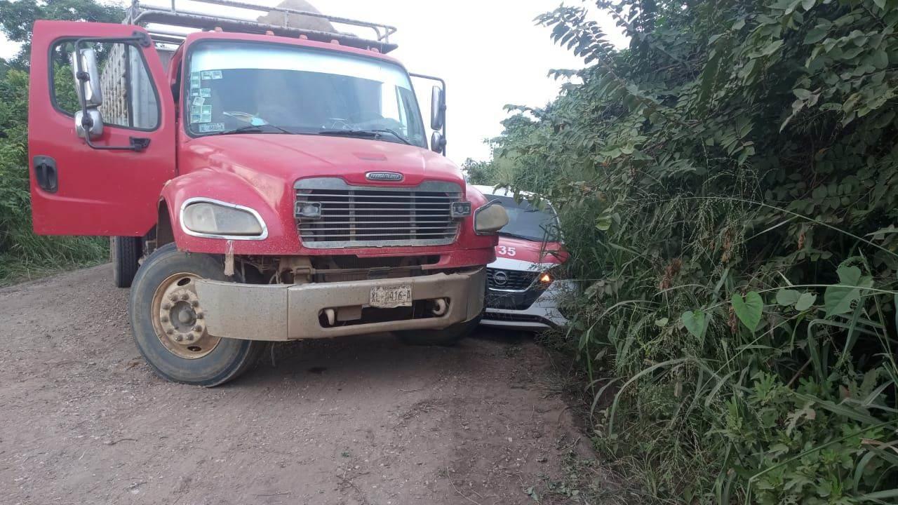 Pasajeros de taxi lesionados tras choque en Sayula 