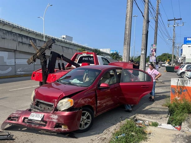 Jovencita se estrella contra la pared del distribuidor vial de Ejército Mexicano