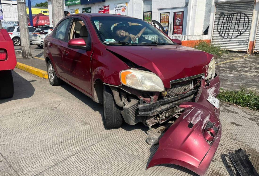 Jovencita se estrella contra la pared del distribuidor vial de Ejército Mexicano