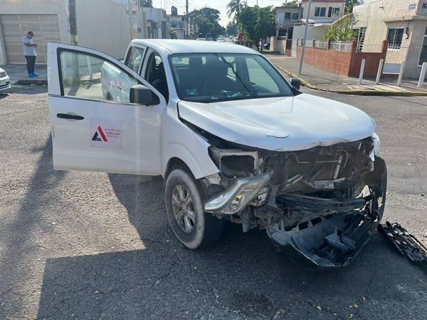 Camioneta choca contra auto BMW en el fraccionamiento Reforma, Veracruz