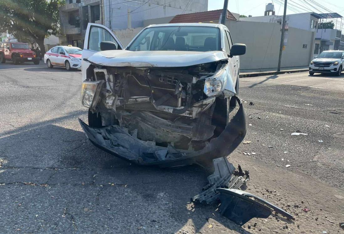 Camioneta choca contra auto BMW en el fraccionamiento Reforma, Veracruz