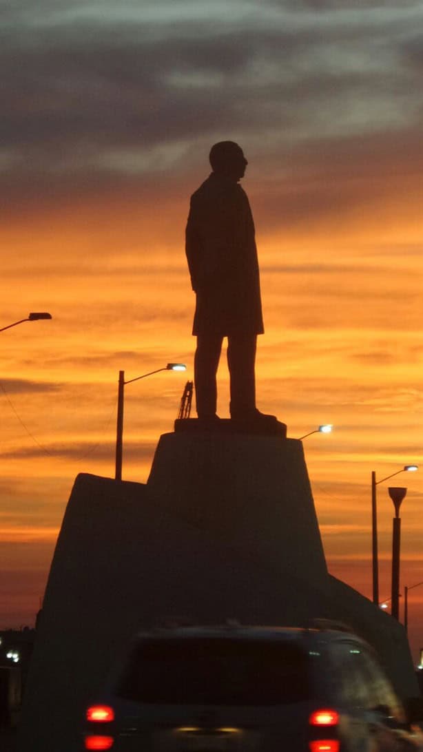 Tras un año de su caída ¿volverán a colocar estatua de Benito Juárez en el malecón de Coatzacoalcos?