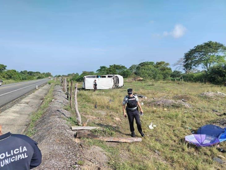 Seis heridos deja accidente en la carretera Las Choapas-Ocozocoautla tras volcarse una van