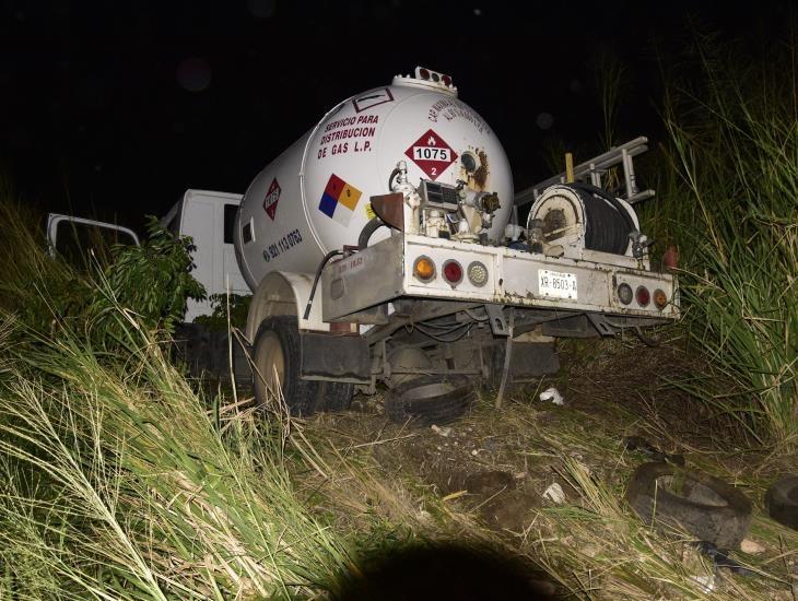 Pipa de gas termina volcada en Las Matas