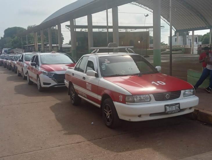 Taxistas de Soteapan viven crisis, traslado de pasajeros decayó un 70%