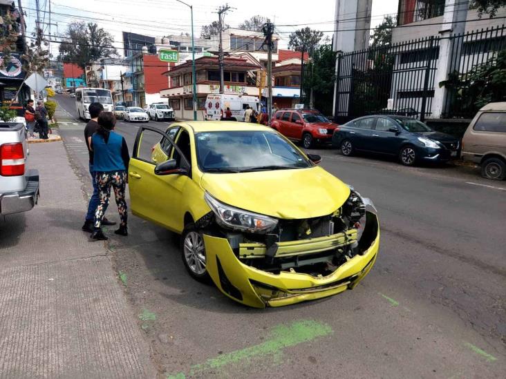 Conductora distraída con el celular arrolla a motociclista en colonia de Xalapa