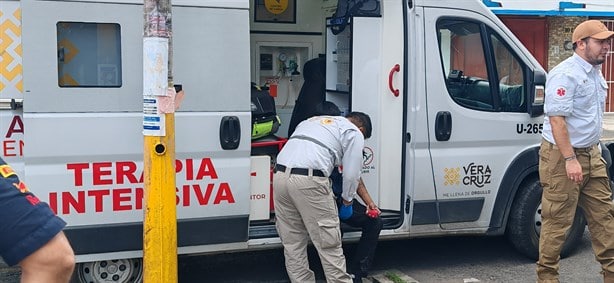 Conductora distraída con el celular arrolla a motociclista en colonia de Xalapa