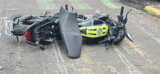 Conductora distraída con el celular arrolla a motociclista en colonia de Xalapa