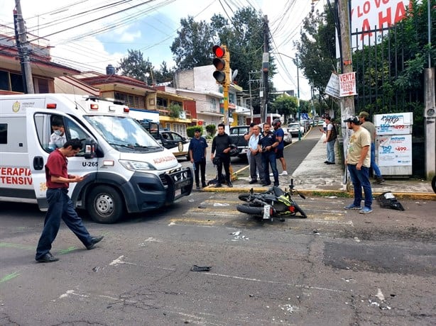 Conductora distraída con el celular arrolla a motociclista en colonia de Xalapa