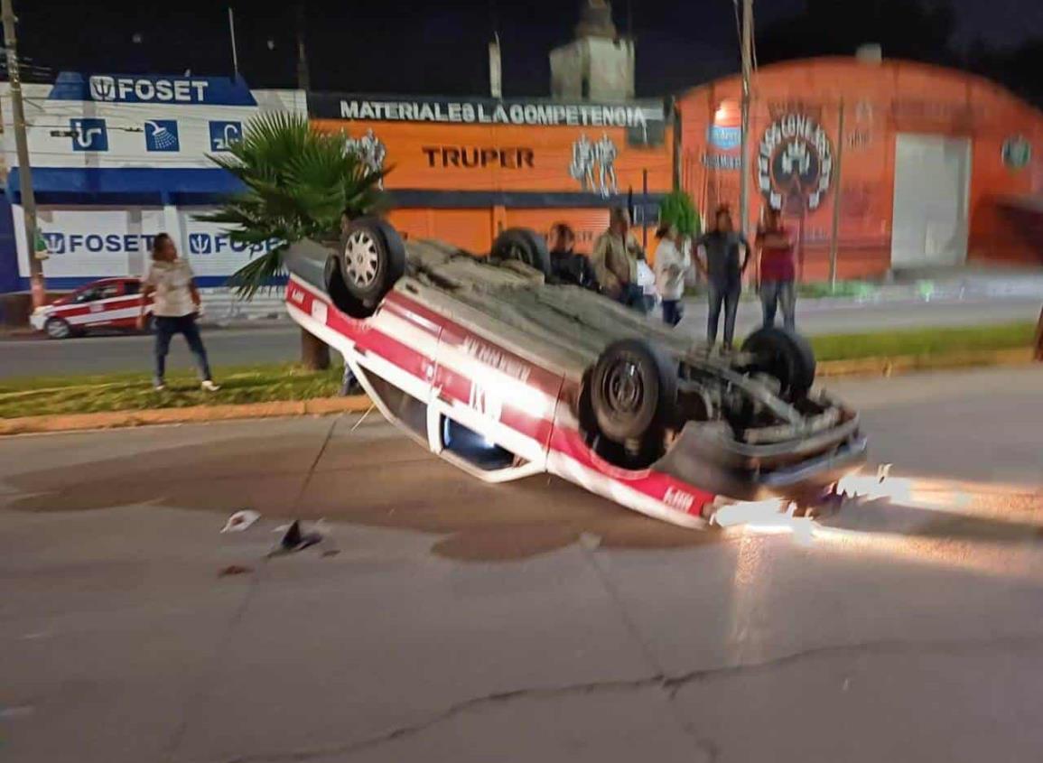 Taxi terminó con las llantas para arriba tras chocar con una grúa