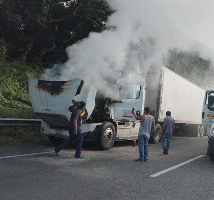 Se incendió un tráiler, emergencia en la autopista Cosoleacaque- Acayucan