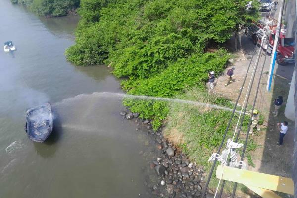 Incendio devora embarcación en El Estero, Veracruz (+VIDEO)