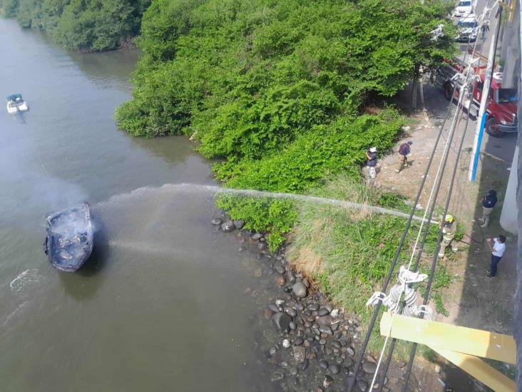 Incendio devora embarcación en El Estero, Veracruz (+VIDEO)