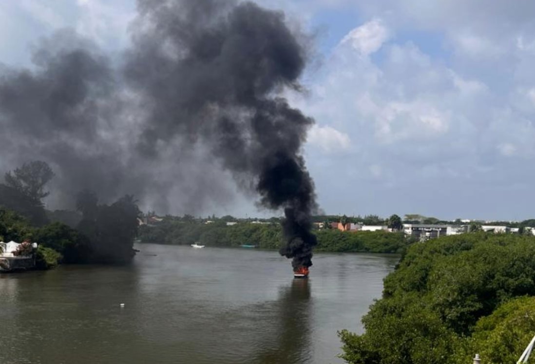 Se incendia embarcación en El Estero, en Veracruz | VIDEO