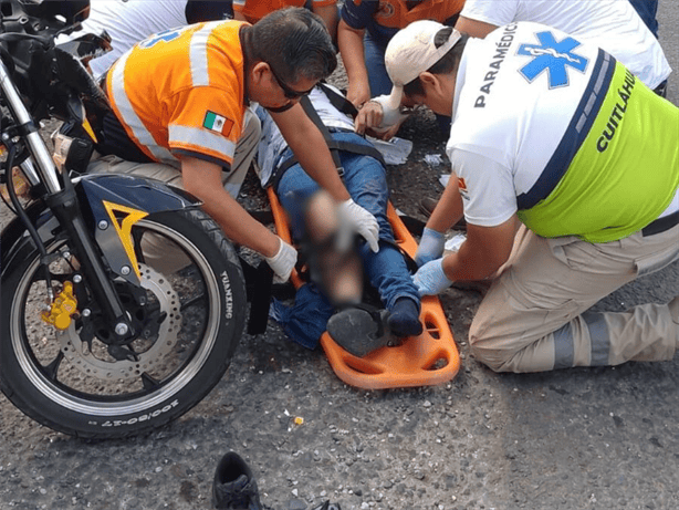 Vehículo se lleva de corbata a motociclista en Cuitláhuac y lo deja lesionado de gravedad