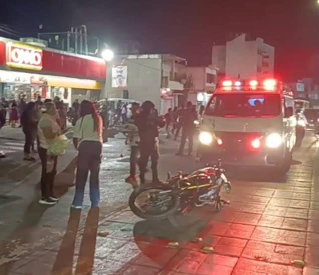 Motociclista es atropellado en el centro de Río Blanco y sufre probable fractura