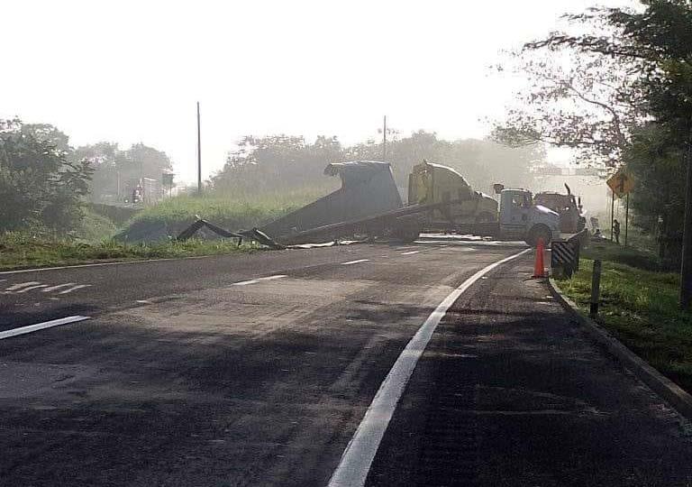 Tractocamión vuelca en la carretera Coatzacoalcos-Villahermosa