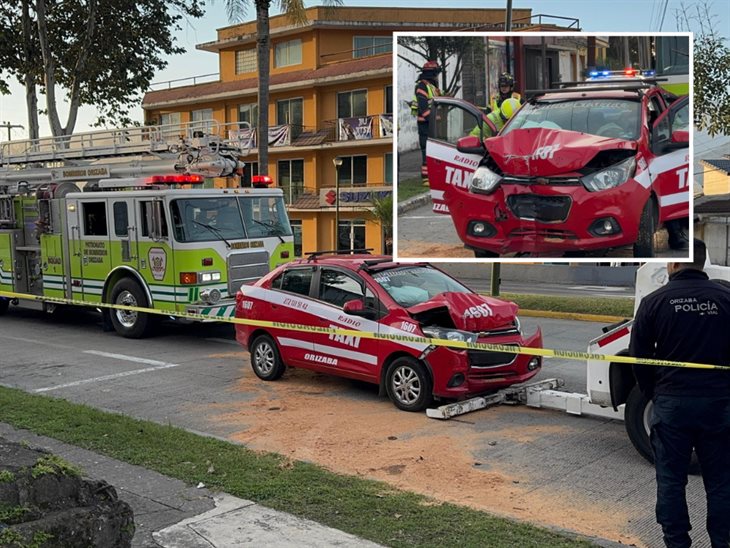 ¡Aparatoso! taxi se estrella contra un poste en avenida Cri Cri de Orizaba; hay dos lesionados