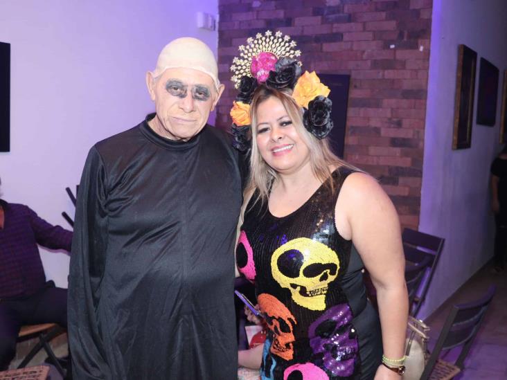 Amigos se divirtieron en alegre Halloween