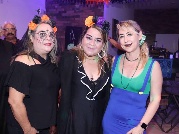 Amigos se divirtieron en alegre Halloween