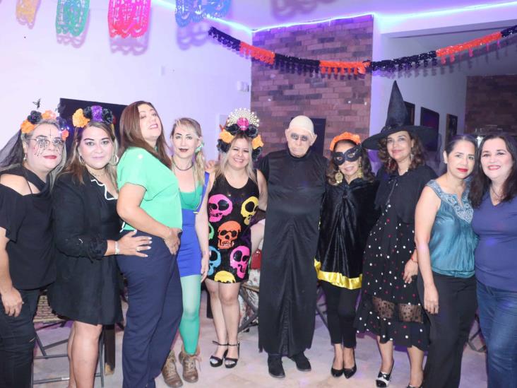 Amigos se divirtieron en alegre Halloween