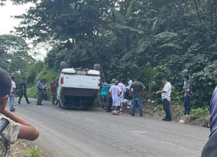 ¡Quedó patas arriba! Vuelca camioneta en el camino al Bajío, en Córdoba