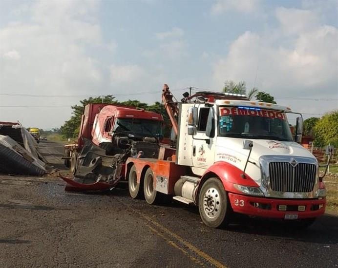 Vuelca tráiler cargado con malla en la carretera Córdoba-La Tinaja