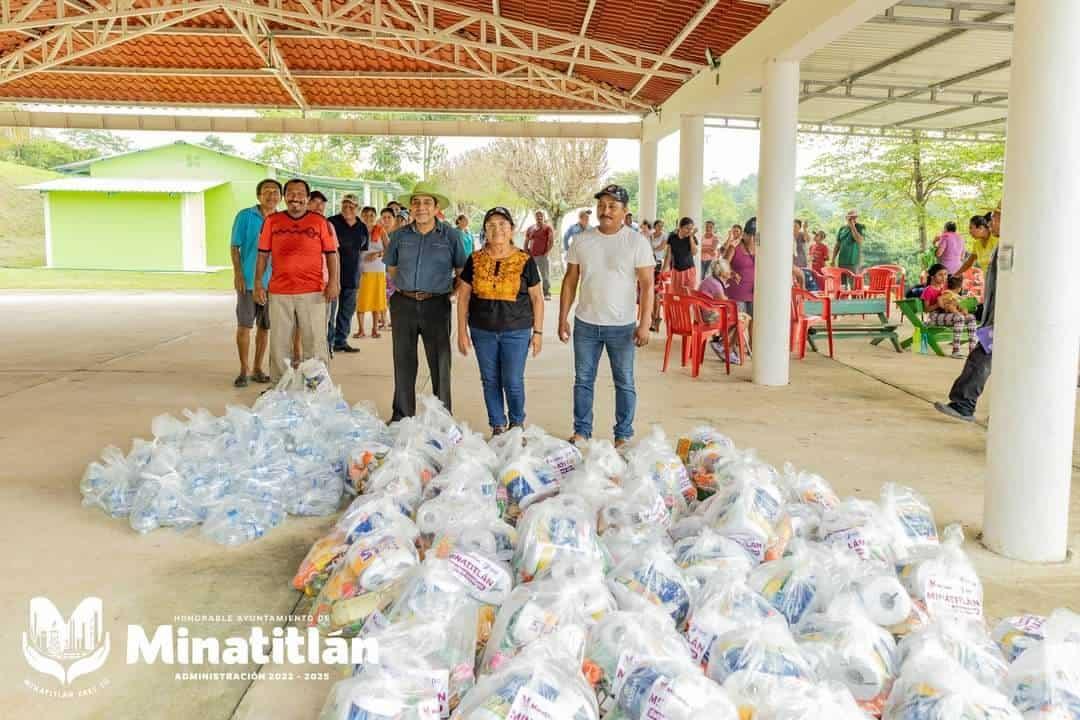 Familias de la zona rural de Minatitlán reciben despensas tras las inundaciones