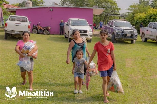 Familias de la zona rural de Minatitlán reciben despensas tras las inundaciones