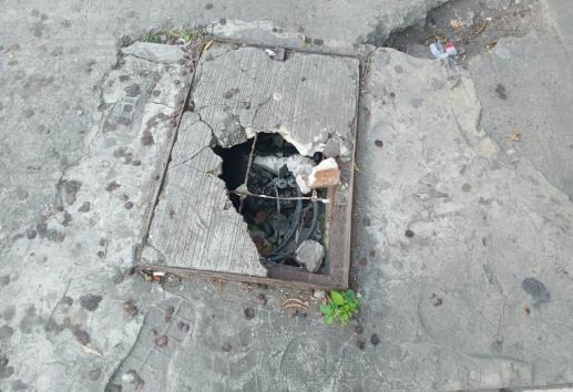 Piden atención para tapa de registro rota con cables expuestos en calle de Veracruz