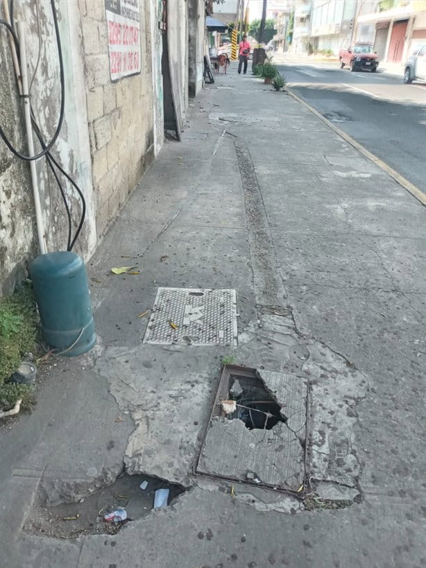 Piden atención para tapa de registro rota con cables expuestos en calle de Veracruz