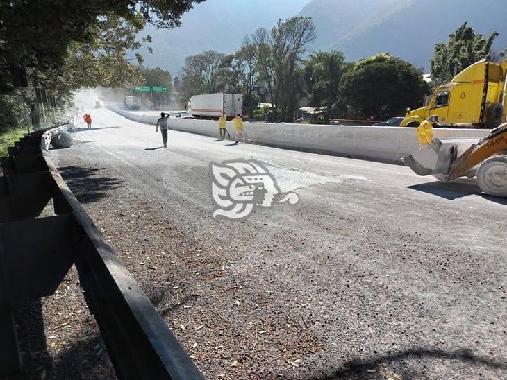 Tráiler choca y esparce toneladas de calidra en la Autopista Puebla-Orizaba