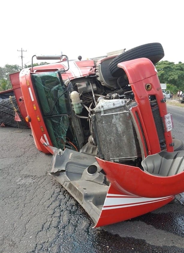 Vuelca tráiler cargado con malla en la carretera Córdoba-La Tinaja