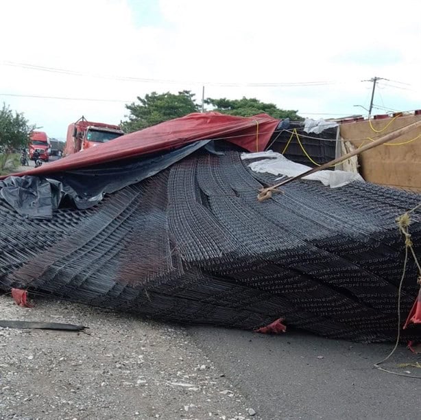 Vuelca tráiler cargado con malla en la carretera Córdoba-La Tinaja