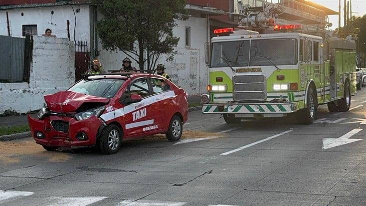 ¡Aparatoso! taxi se estrella contra un poste en avenida Cri Cri de Orizaba; hay dos lesionados